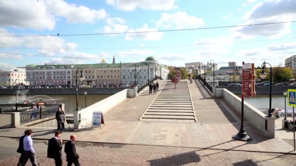 Mensen lopen door Luzhkov Bridge — Stockvideo