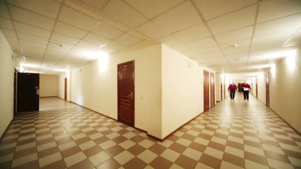 Les gens marchent dans le couloir du bâtiment — Video