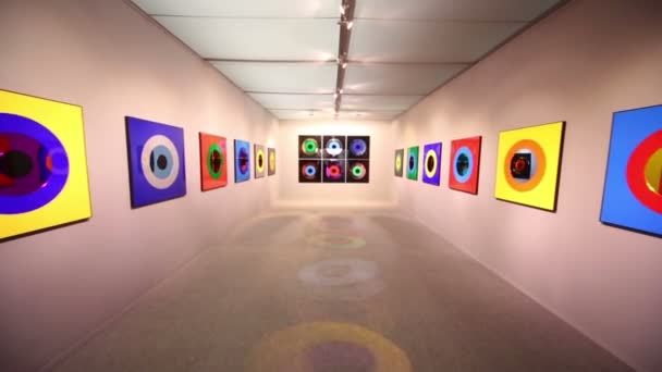 Výstava abstraktních obrazů — Stock video