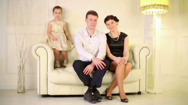 Otec, matka a malá roztomilá dcera — Stock video