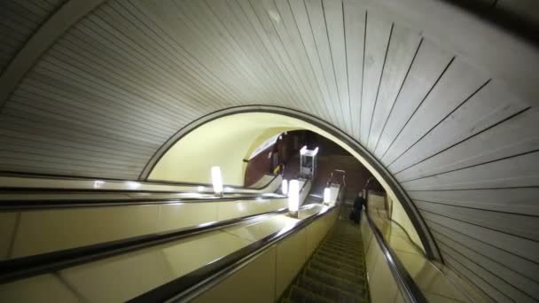 Escaleras mecánicas del metro en la estación Red Gates . — Vídeos de Stock