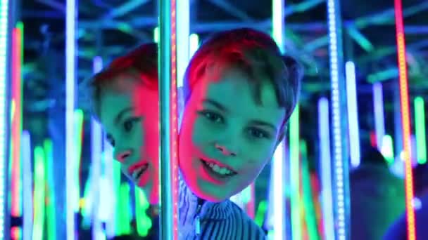 Jongen in spiegel labyrint — Stockvideo