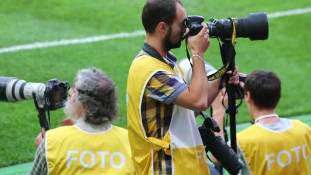 Fotógrafos em jogo no Lokomotiv Stadium . — Vídeo de Stock