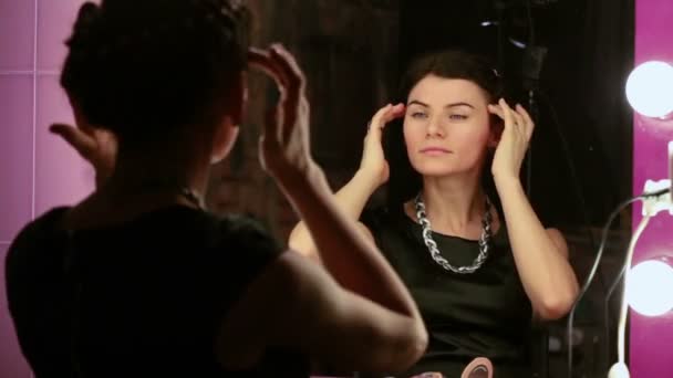 Mulher bonita faz maquiagem — Vídeo de Stock