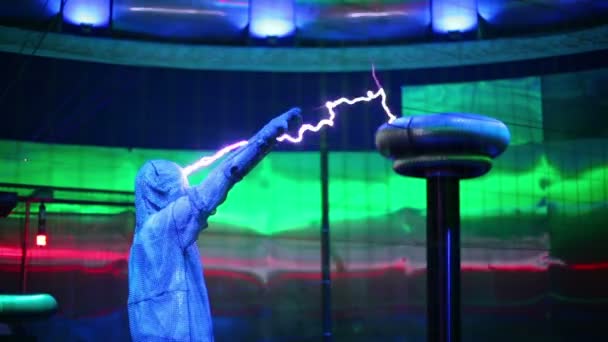 Man plays with artificial lightning — Stock Video