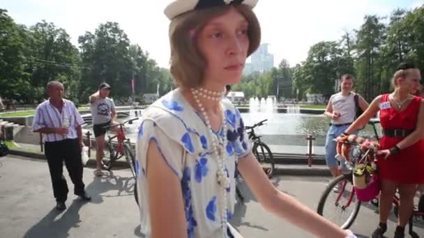 Participante femenina en el desfile del ciclo — Vídeos de Stock