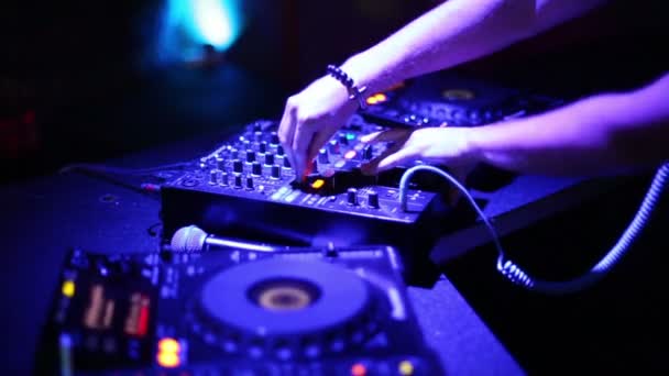 Equipement musical et mains de DJ — Video