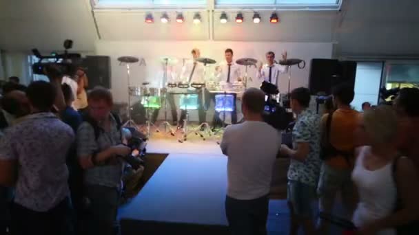 Drummers in het restaurant zafferano in Moskou weergeven — Stockvideo