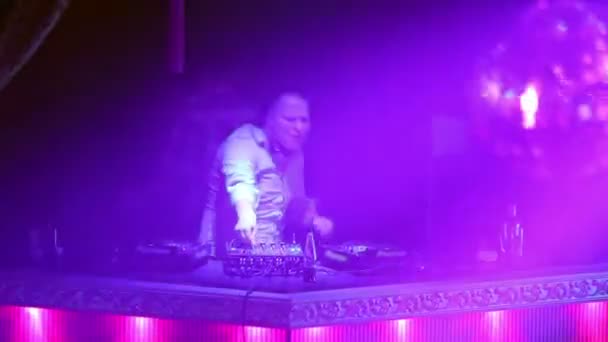 DJ танцует и кричит в ночном клубе — стоковое видео