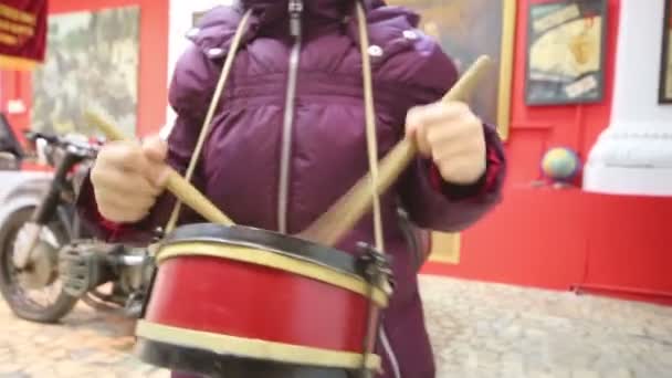 Weinig meisje knallende pionier drum — Stockvideo