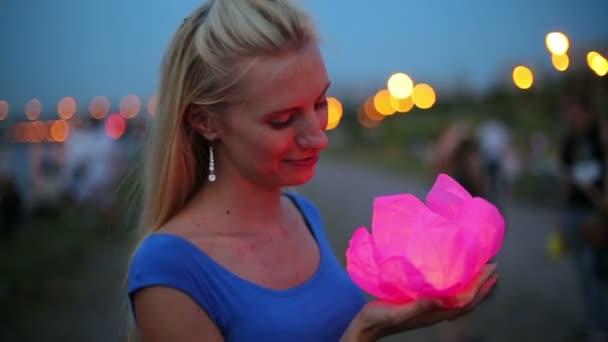 Blond meisje houdt water lantaarn — Stockvideo