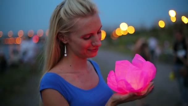 Ragazza bionda tiene lanterna d'acqua — Video Stock