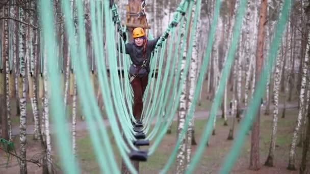 Garçon marche à balançoire corde chemin — Video