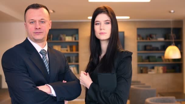 Homem e mulher sorridentes em ternos de negócios — Vídeo de Stock
