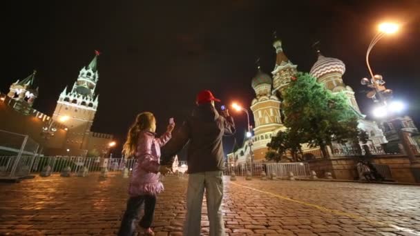 Barn promenad skytte Röda torget — Stockvideo