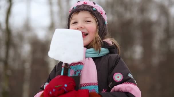 Little girl licking snow — Stock Video