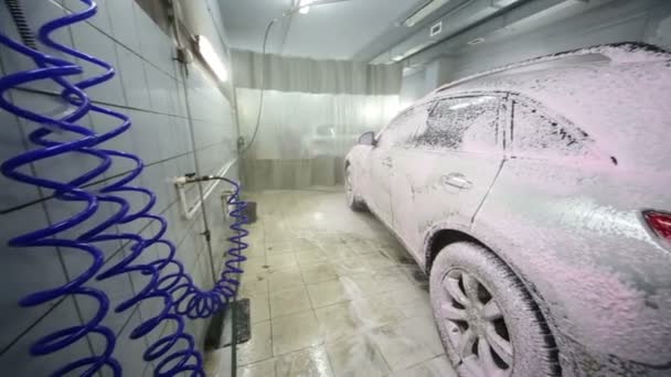 Špinavé a mokré auto v dílně — Stock video