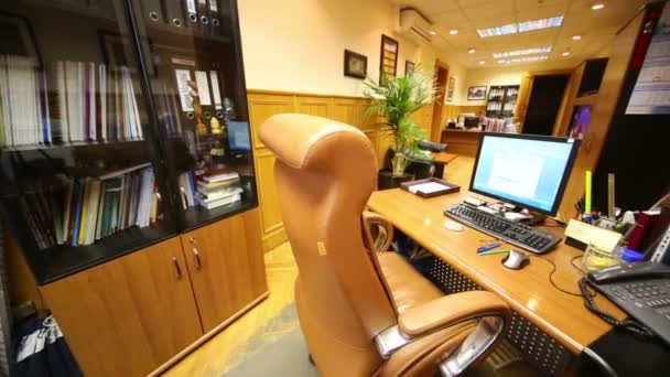 Fauteuil voor Chief en werkplek in de kamer — Stockvideo