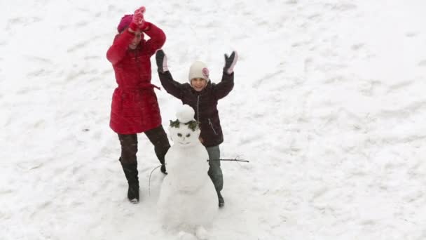 Mother and daughter clap hands — Stock Video