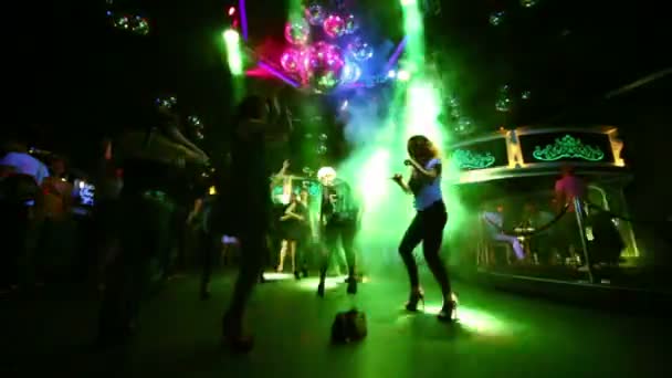 Dancing people at dancefloor — стокове відео