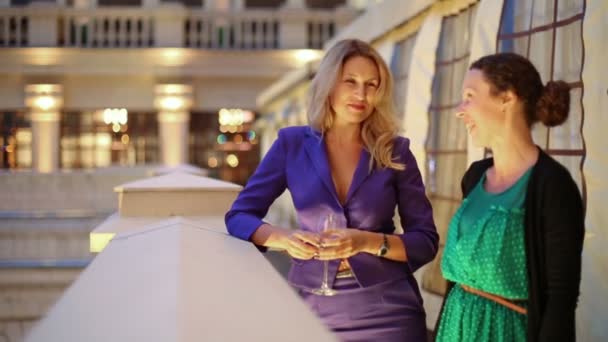 Två vackra flickor talar — Stockvideo