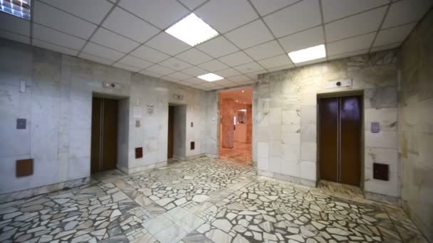 Малый зал с дверями к лифтам — стоковое видео