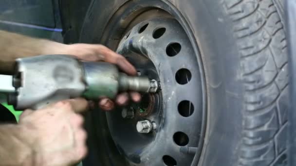 Mains mâles tirent des boulons — Video