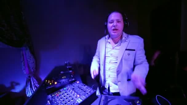 DJ mischt Musik in Nachtclub — Stockvideo