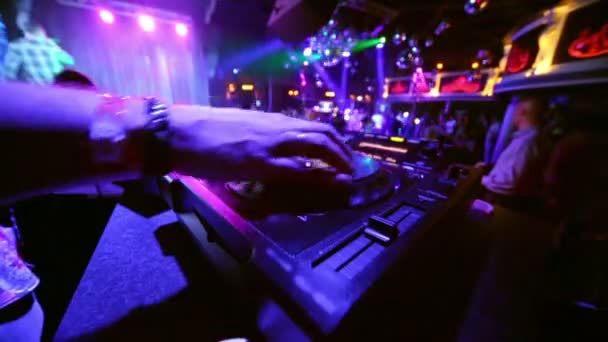 Hände von DJ, der Musik mischt — Stockvideo