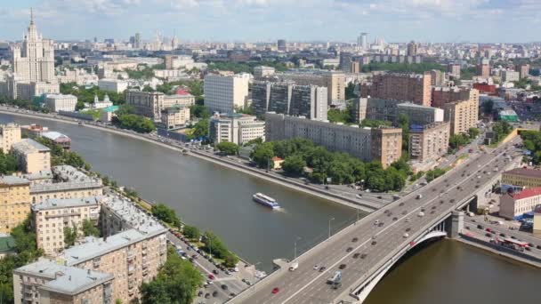 Köprüde trafik ile güzel şehir manzarası — Stok video