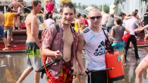 Two boys at water battle flashmob — Stock Video