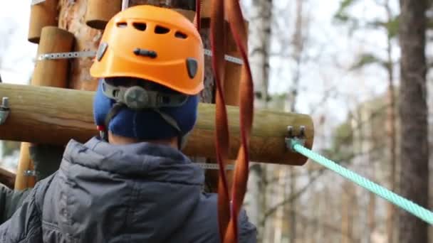 ロープでヘルメットに幸せな少年の方法 — ストック動画