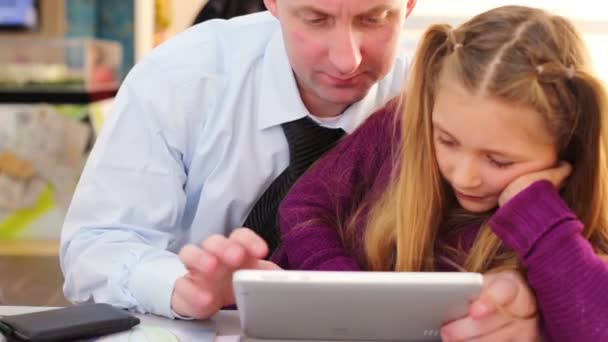 Vater mit Tochter nutzt Tablet-Computer — Stockvideo