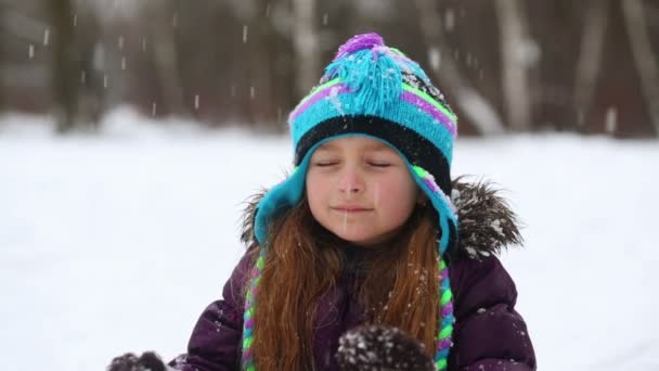 Little girl with closed eyes — Stock Video