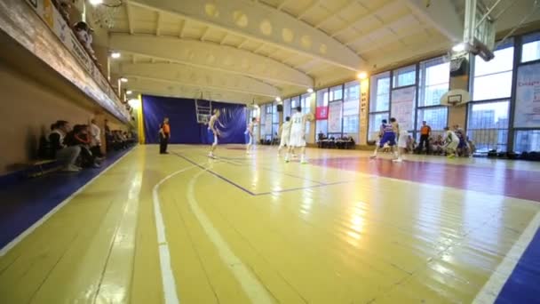 Match de basket-ball aux IVes Jeux nationaux — Video