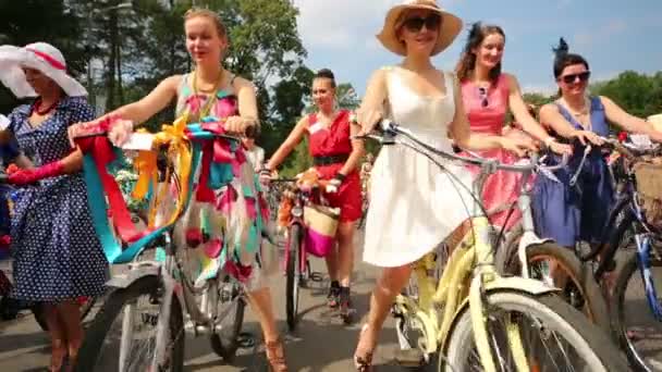 Peserta parade sepeda Lady on Bicycle — Stok Video