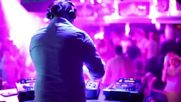 DJ danser under fest — Stockvideo
