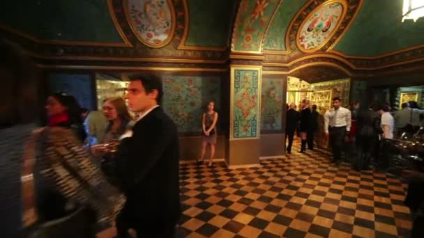 Люди в залах Юсуповского дворца — стоковое видео