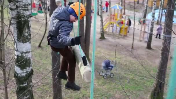 Glücklicher Junge mit Helm klettert — Stockvideo