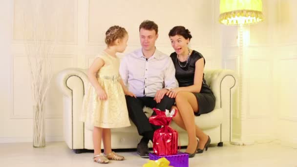 Famille assis au canapé blanc avec des cadeaux — Video