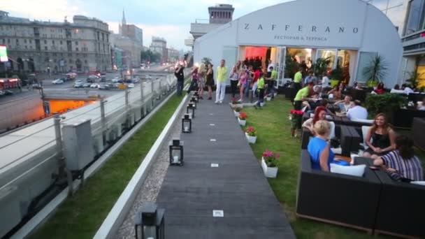 Fotógrafos en terraza en el restaurante Zafferano — Vídeos de Stock