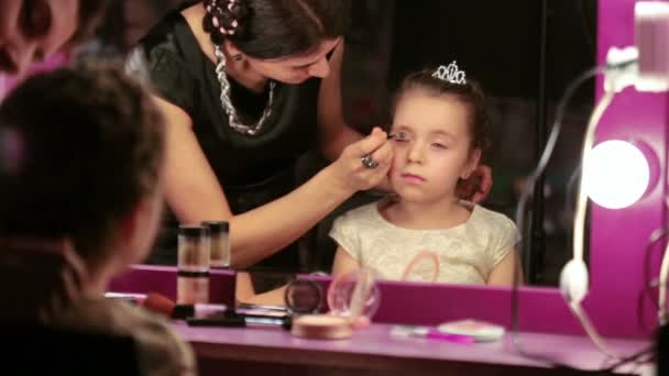 La mamá hace el maquillaje a la hija pequeña — Vídeos de Stock