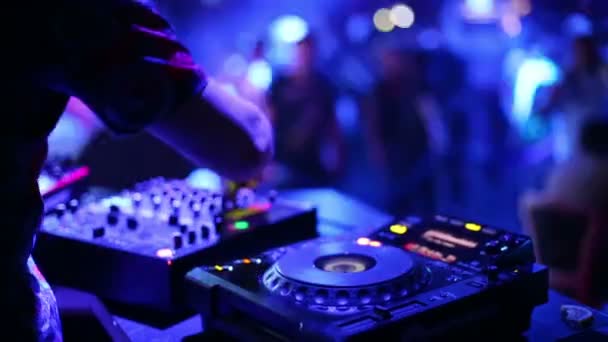 Hands of DJ mixes music tracks — Stock Video