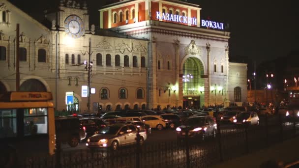 Car traffic near Kazan Railway Station. — Stock Video