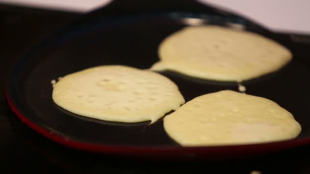 Tres buñuelos están fritos. — Vídeos de Stock