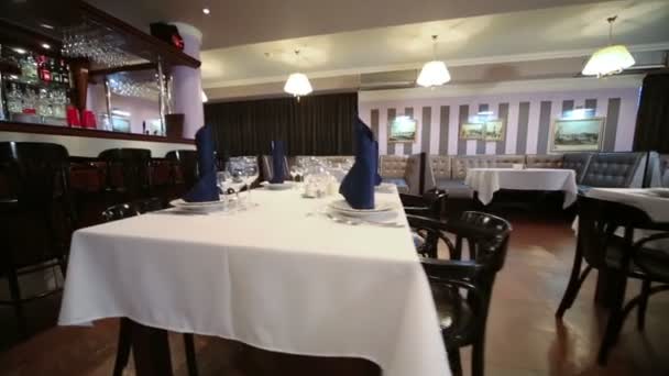 Bar und Tische im Restaurant des Neva-Kinos — Stockvideo