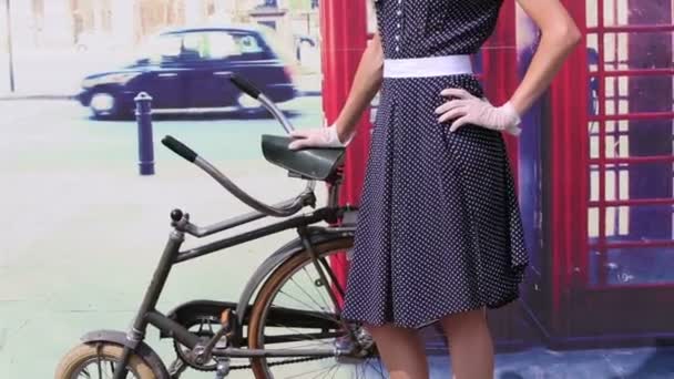 Mujer de pie junto a la bicicleta vintage — Vídeo de stock