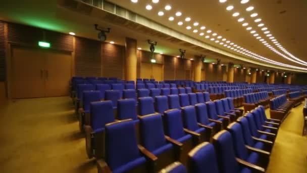 Sitzgelegenheiten im großen Saal für Präsentationen — Stockvideo
