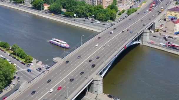 Köprü ve arabalar için Üstten Görünüm — Stok video