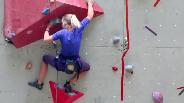 Mädchen klettert an Felswand — Stockvideo